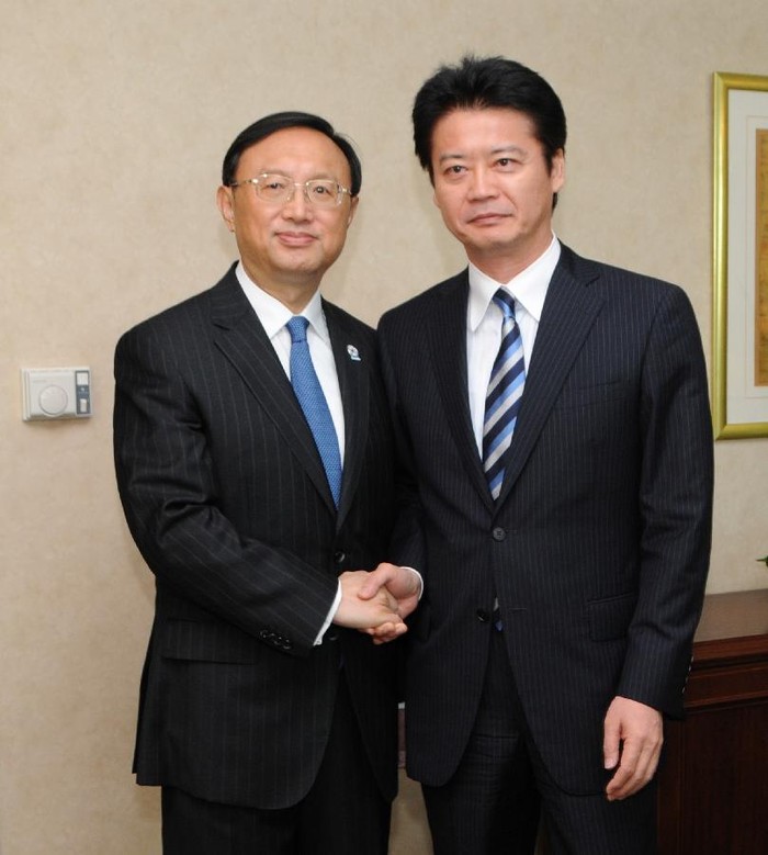 Ngoại trưởng Trung Quốc Dương Khiết Trì (trái) gặp gỡ Ngoại trưởng Nhật Bản Koichiro Genba